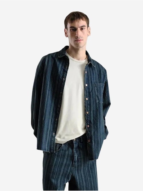 Camicia in denim a righe con bottoni e tasca giesto - Kiabi Camicia in denim a righe con bottoni e tasca giesto - Kiabi