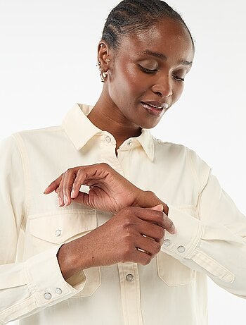 Camicia in denim con 2 tasche applicate con patta sul petto