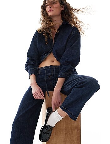 Camicia in denim con colletto polo, bottoni e maniche lunghe penti