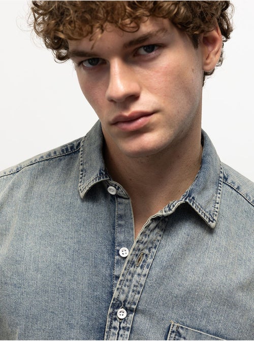 Camicia in denim regular fit con bottoni e tasca giesto - Kiabi Camicia in denim regular fit con bottoni e tasca giesto - Kiabi