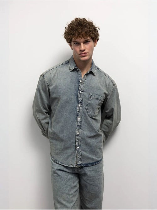 Camicia in denim regular fit con bottoni e tasca giesto - Kiabi Camicia in denim regular fit con bottoni e tasca giesto - Kiabi