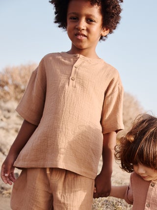 Camicia in garza di cotone con collo serafino