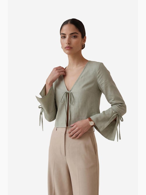 Camicia in lino con scollo a v e dettaglio a fiocco, modello crop top, di my fashion - Kiabi Camicia in lino con scollo a v e dettaglio a fiocco, modello crop top, di my fashion - Kiabi