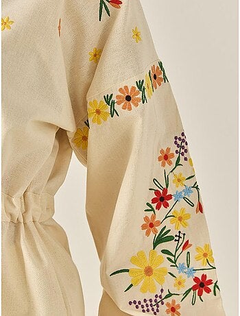 Camicia in lino con scollo a v, polsini elastici e cintura ricamata lucci