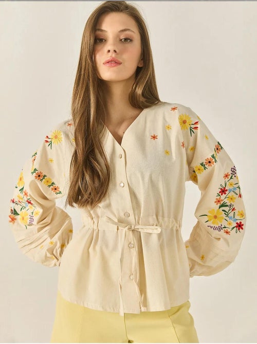 Camicia in lino con scollo a v, polsini elastici e cintura ricamata lucci - Kiabi Camicia in lino con scollo a v, polsini elastici e cintura ricamata lucci - Kiabi
