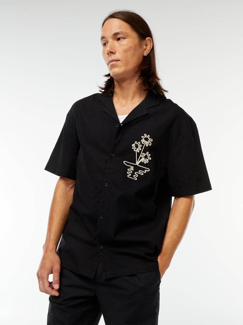 Camicia in misto lino con maniche corte e ricami nero - Kiabi
