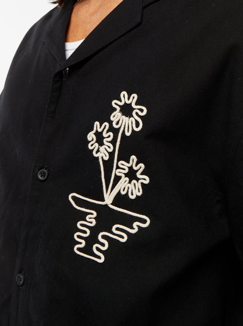 Camicia in misto lino con maniche corte e ricami nero - Kiabi