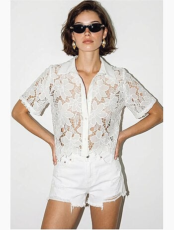Camicia in pizzo floreale con bottoni sul davanti lucci