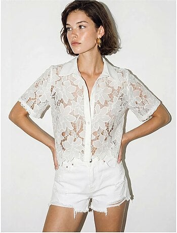 Camicia in pizzo floreale con bottoni sul davanti lucci