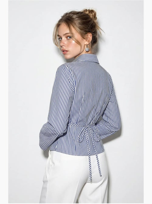 Camicia in popeline a righe aderente con dettaglio a laccio lucci - Kiabi Camicia in popeline a righe aderente con dettaglio a laccio lucci - Kiabi
