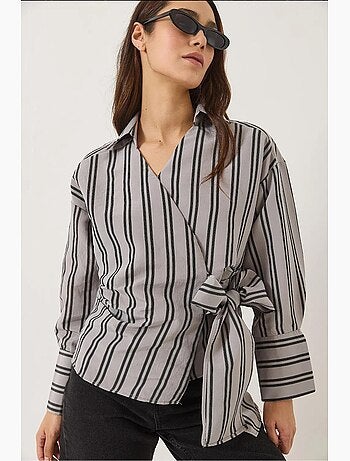 Camicia in popeline con colletto avvolgente a righe e nodo laterale lucci