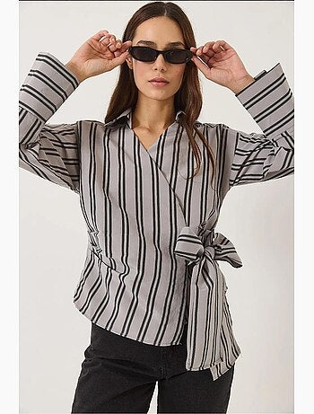 Camicia in popeline con colletto avvolgente a righe e nodo laterale lucci