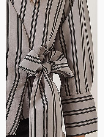 Camicia in popeline con colletto avvolgente a righe e nodo laterale lucci