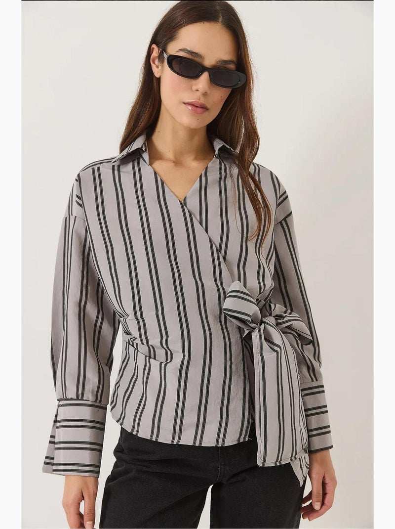Camicia in popeline con colletto avvolgente a righe e nodo laterale lucci Grigio - Kiabi
