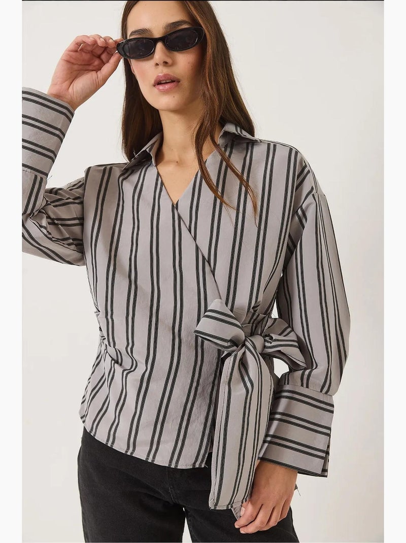 Camicia in popeline con colletto avvolgente a righe e nodo laterale lucci Grigio - Kiabi