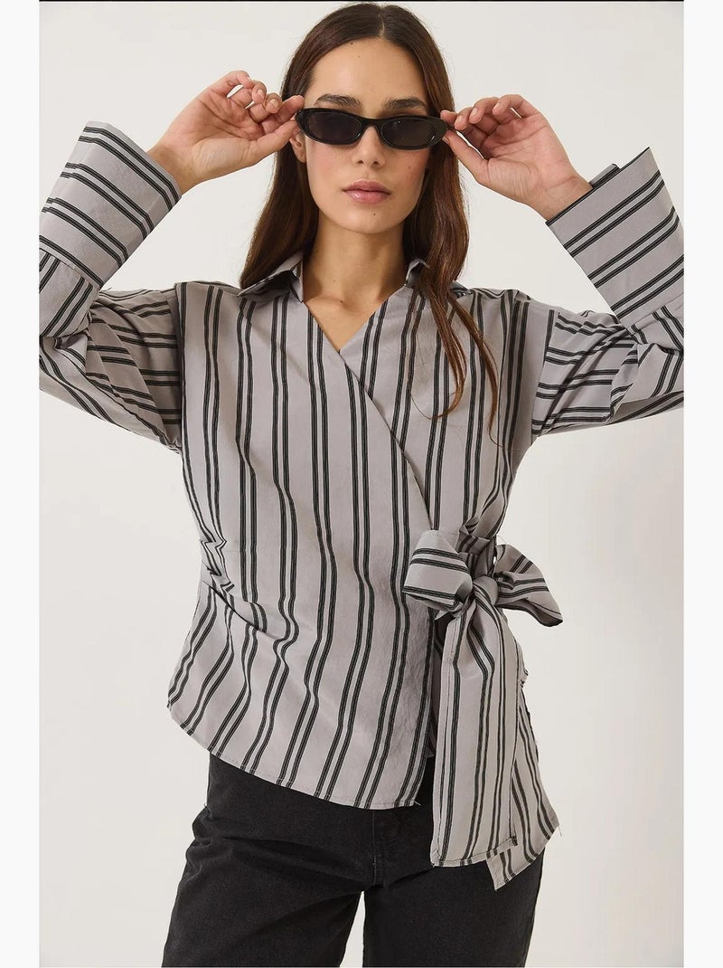 Camicia in popeline con colletto avvolgente a righe e nodo laterale lucci Grigio - Kiabi