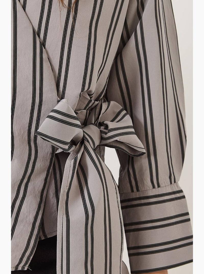 Camicia in popeline con colletto avvolgente a righe e nodo laterale lucci Grigio - Kiabi