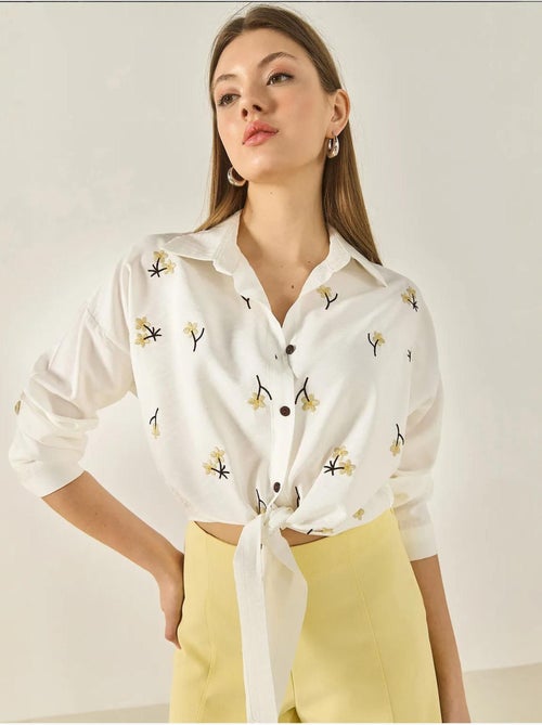 Camicia in popeline ricamata con chiusura a bottoni lucci - Kiabi Camicia in popeline ricamata con chiusura a bottoni lucci - Kiabi