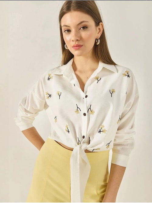 Camicia in popeline ricamata con chiusura a bottoni lucci - Kiabi Camicia in popeline ricamata con chiusura a bottoni lucci - Kiabi
