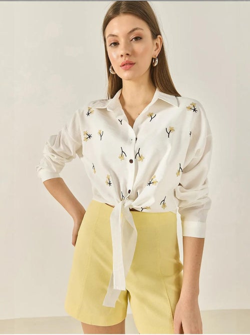 Camicia in popeline ricamata con chiusura a bottoni lucci - Kiabi Camicia in popeline ricamata con chiusura a bottoni lucci - Kiabi