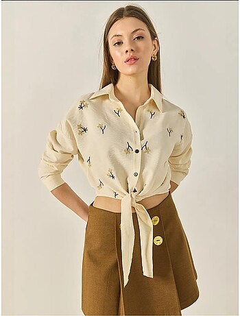 Camicia in popeline ricamata con chiusura a bottoni lucci