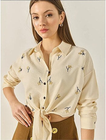 Camicia in popeline ricamata con chiusura a bottoni lucci