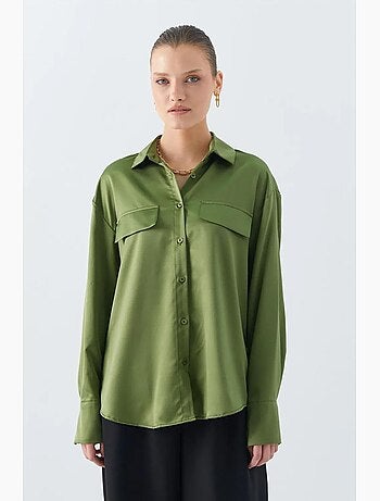 Camicia in raso abbottonata con dettaglio tasca mixray