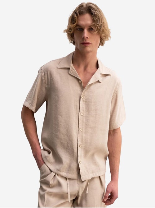 Camicia in tessuto a maniche corte dal taglio rilassato con dettaglio cravatta giesto - Kiabi Camicia in tessuto a maniche corte dal taglio rilassato con dettaglio cravatta giesto - Kiabi