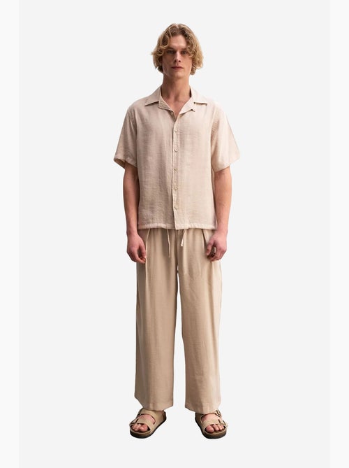 Camicia in tessuto a maniche corte dal taglio rilassato con dettaglio cravatta giesto - Kiabi Camicia in tessuto a maniche corte dal taglio rilassato con dettaglio cravatta giesto - Kiabi