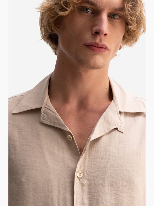 Camicia in tessuto a maniche corte dal taglio rilassato con dettaglio cravatta giesto - Kiabi Camicia in tessuto a maniche corte dal taglio rilassato con dettaglio cravatta giesto - Kiabi