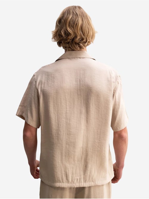 Camicia in tessuto a maniche corte dal taglio rilassato con dettaglio cravatta giesto - Kiabi Camicia in tessuto a maniche corte dal taglio rilassato con dettaglio cravatta giesto - Kiabi