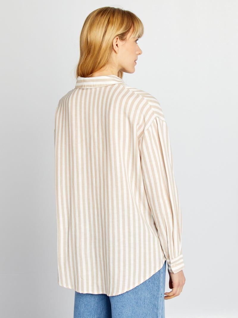 La Bella Ragazza Bionda In Camicia A Quadretti E Denim Mette Sta Sedendosi Vicino Ad Una Vecchia Valigia Con Il Cappello Sorridere Image155311942