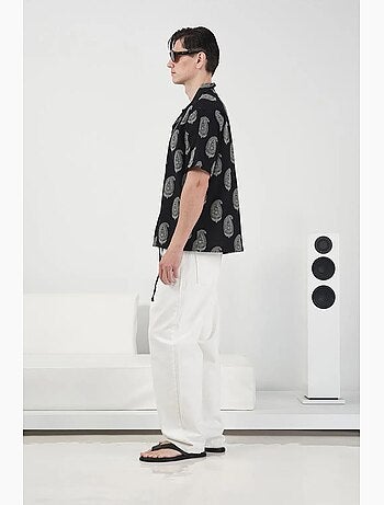 Camicia regular fit con stampa paisley e chiusura con bottoni giesto