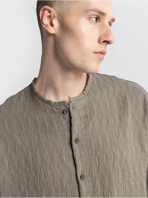 Camicia testurizzata a maniche lunghe con girocollo giesto - Kiabi Camicia testurizzata a maniche lunghe con girocollo giesto - Kiabi