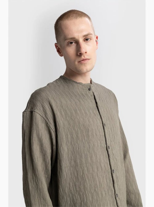 Camicia testurizzata a maniche lunghe con girocollo giesto - Kiabi Camicia testurizzata a maniche lunghe con girocollo giesto - Kiabi