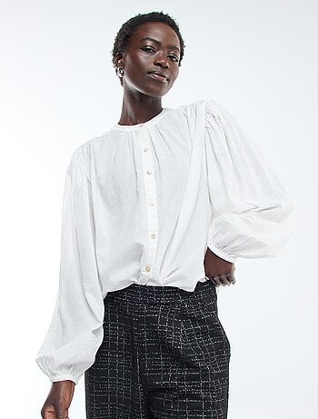Camicia tinta unita con maniche lunghe a sbuffo