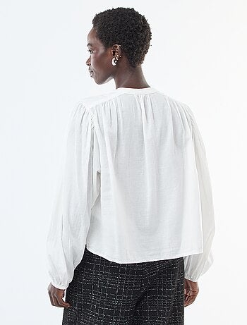 Camicia tinta unita con maniche lunghe a sbuffo