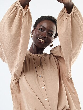 Camicia tinta unita con maniche lunghe a sbuffo