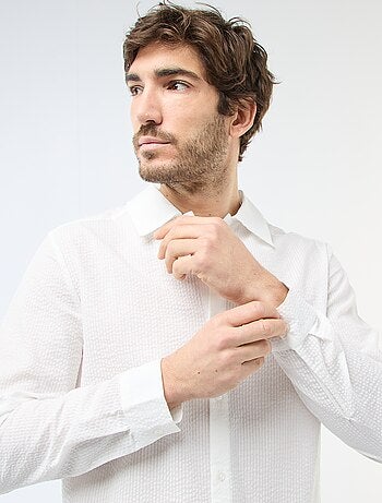 Camicia tinta unita in tessuto goffrato