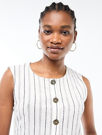 Canotta con apertura con bottoni dorati martellati