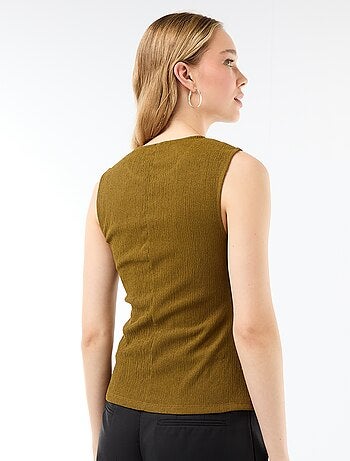 Canotta con apertura con bottoni dorati martellati