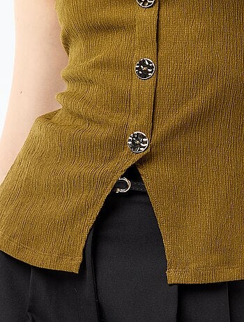 Canotta con apertura con bottoni dorati martellati