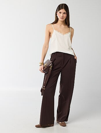 Canotta con spalline sottili regolabili e collo in pizzo