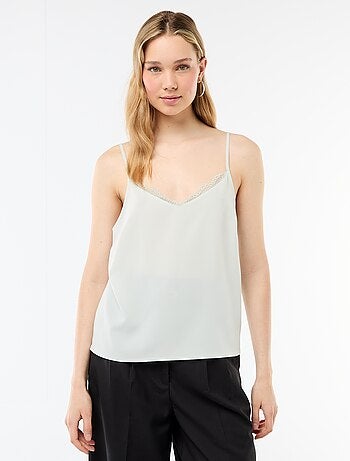 Canotta con spalline sottili regolabili e collo in pizzo