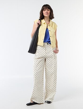 Canotta con spalline sottili regolabili e collo in pizzo