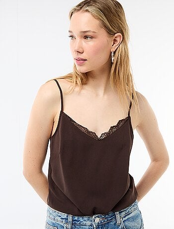 Canotta con spalline sottili regolabili e collo in pizzo