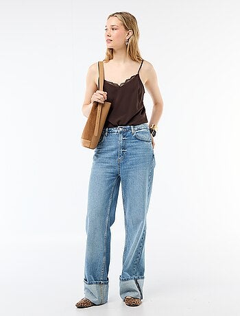 Canotta con spalline sottili regolabili e collo in pizzo