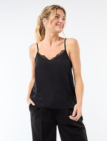 Canotta con spalline sottili regolabili e collo in pizzo