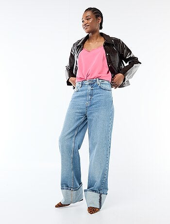 Canotta con spalline sottili regolabili e collo in pizzo