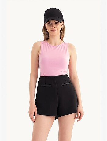 Canotta corta con scollo all'americana e cut-out hiccup